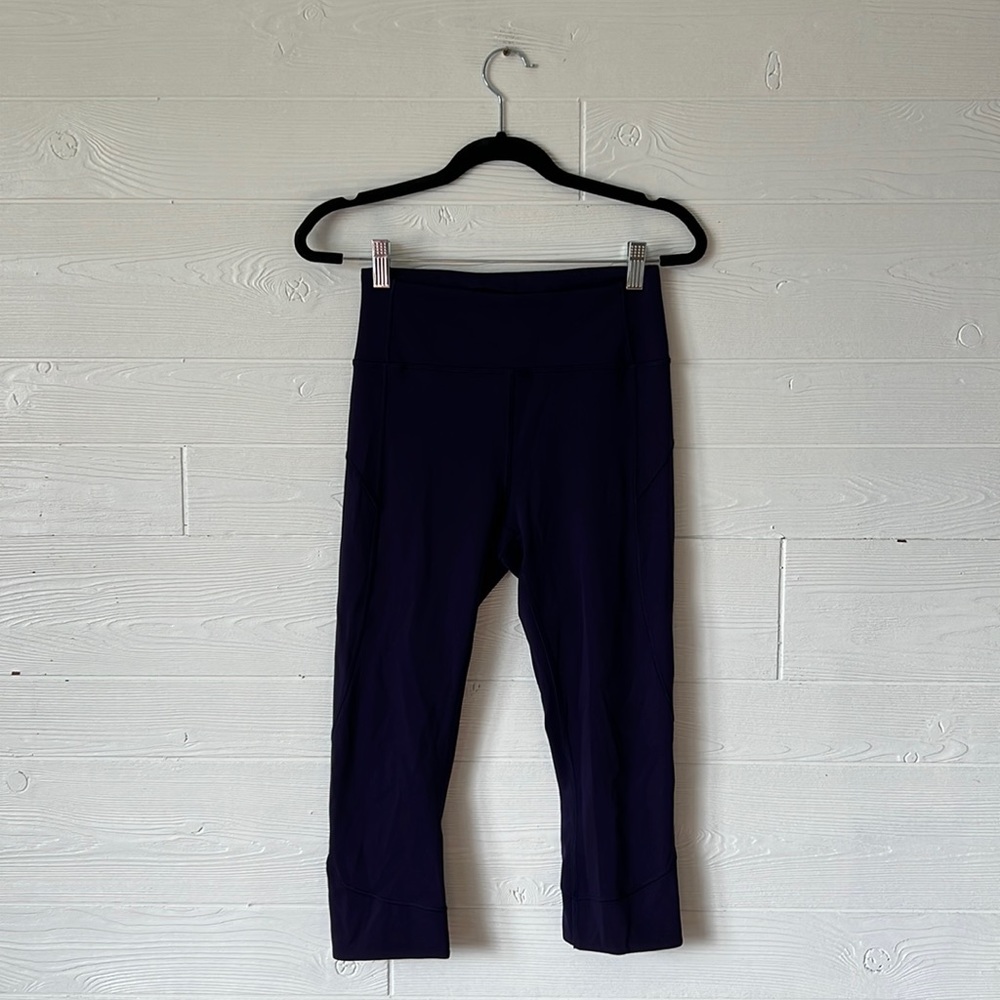 🏹 Lululemon purple cropped capris size 6
